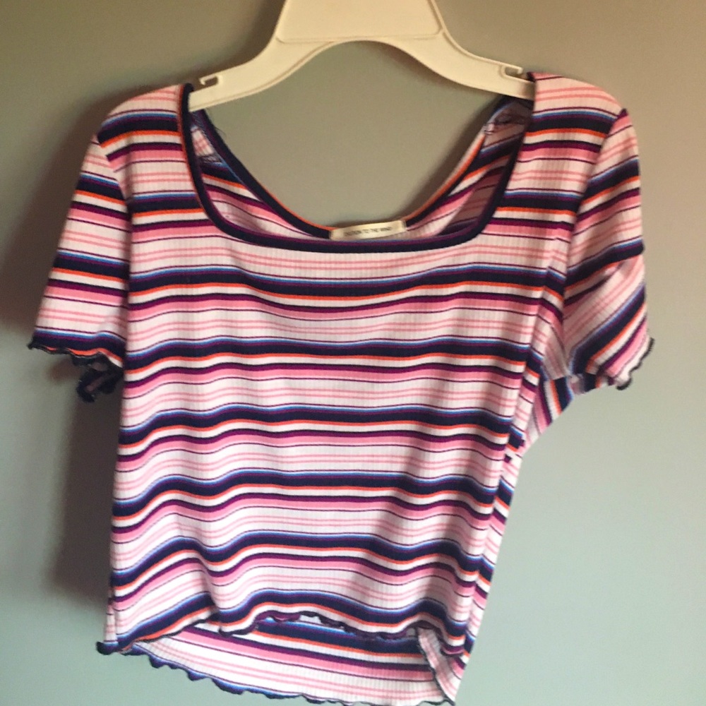 Striped t-shirt with ruched sleeves and bottom.
